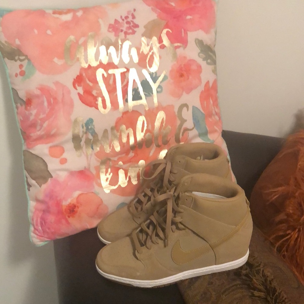 EUC Womens Tan Nubuck Nike Wedge Tennis Shoes Sz 12